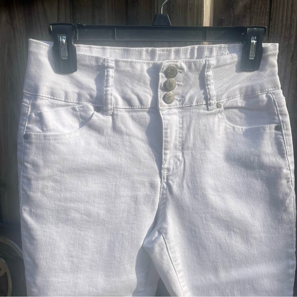 D. Jeans Lady’s Capris in White; Size 6 - Picture 2 of 5
